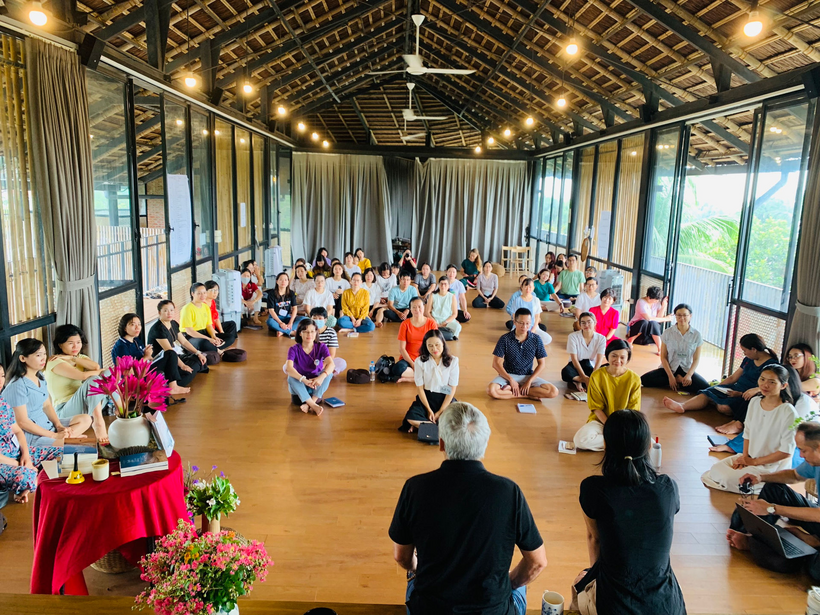 A group of people sitting in a room

Description automatically generated with medium confidence