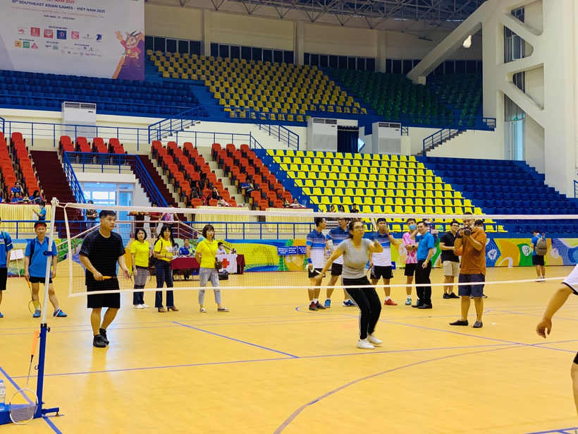 A group of people on a court

Description automatically generated with medium confidence