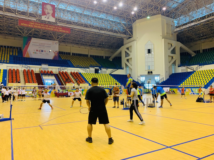 A group of people playing ice hockey

Description automatically generated with medium confidence