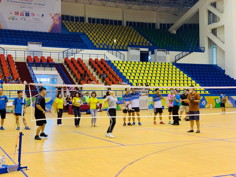 A group of people on a court

Description automatically generated with medium confidence