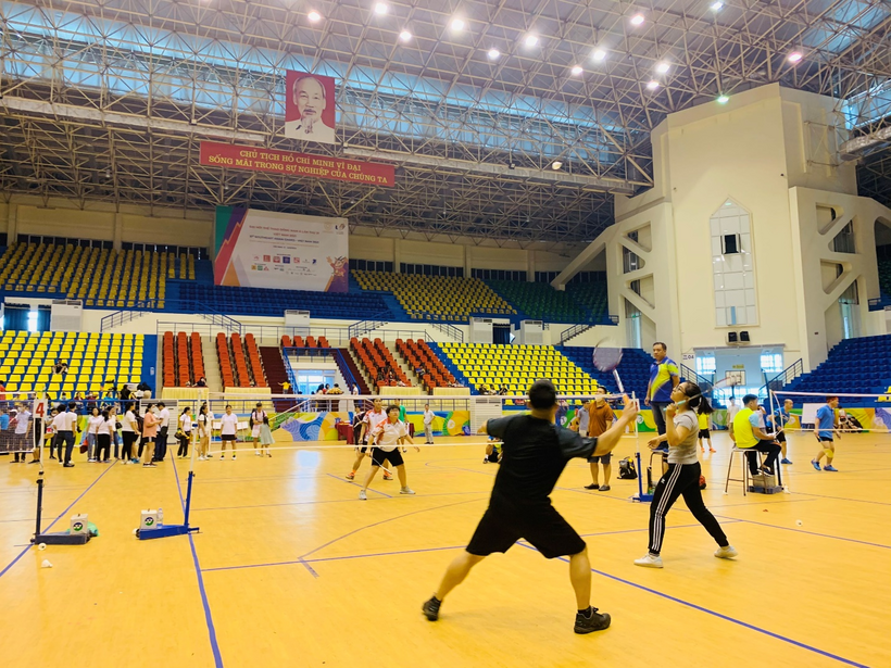 A picture containing walking

Description automatically generated