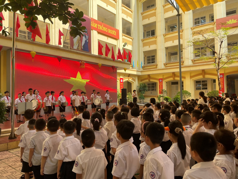 A group of people in front of a stage
Description automatically generated with low confidence