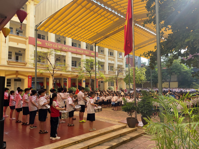 A group of people standing outside a building
Description automatically generated with medium confidence