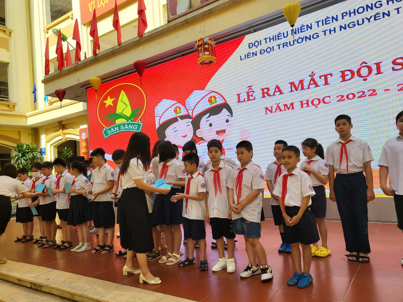 A picture containing text, person, group, standing
Description automatically generated