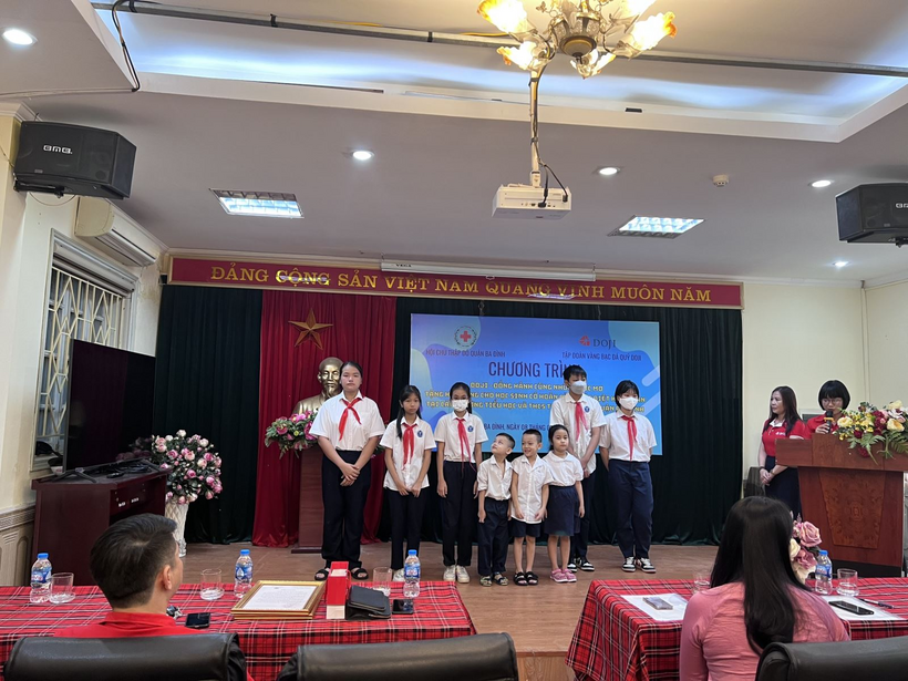 A group of people performing on stage

Description automatically generated with medium confidence