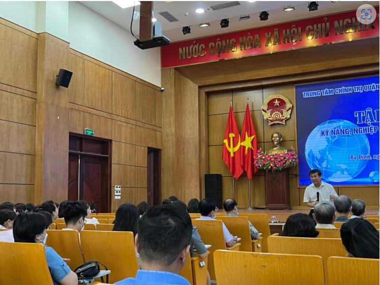 A person giving a presentation to a group of people
Description automatically generated with medium confidence