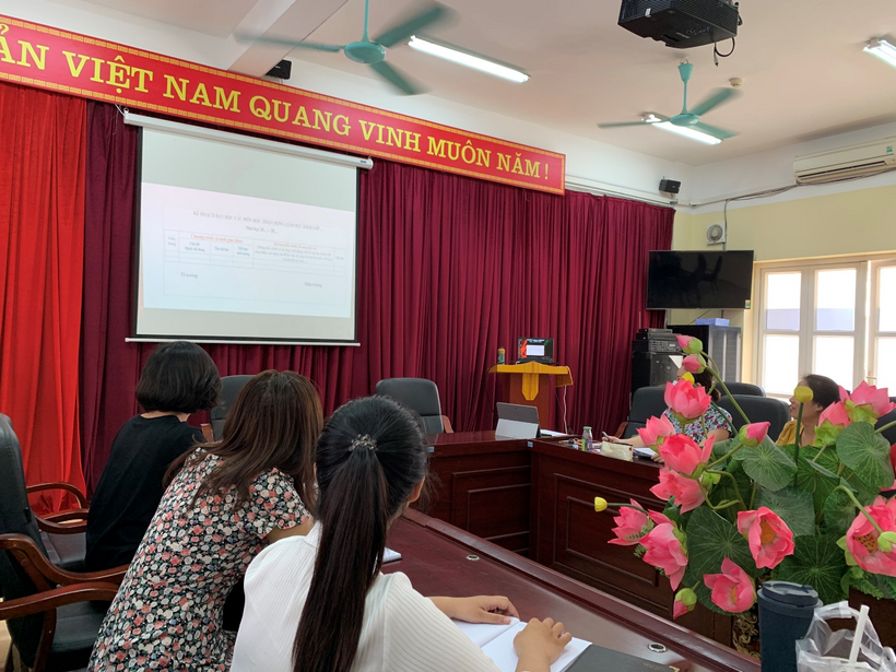 A picture containing indoor, person, ceiling, table
Description automatically generated