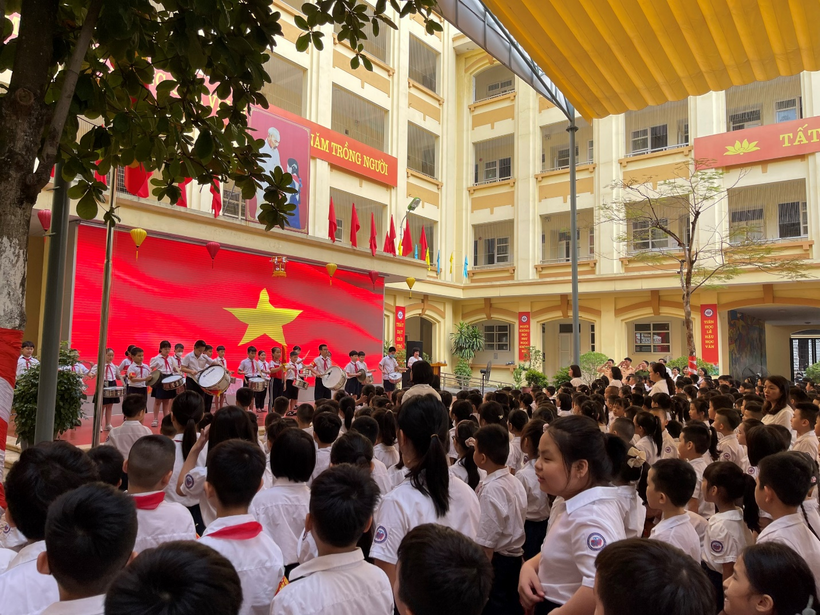 A large group of people outside a building

Description automatically generated with medium confidence