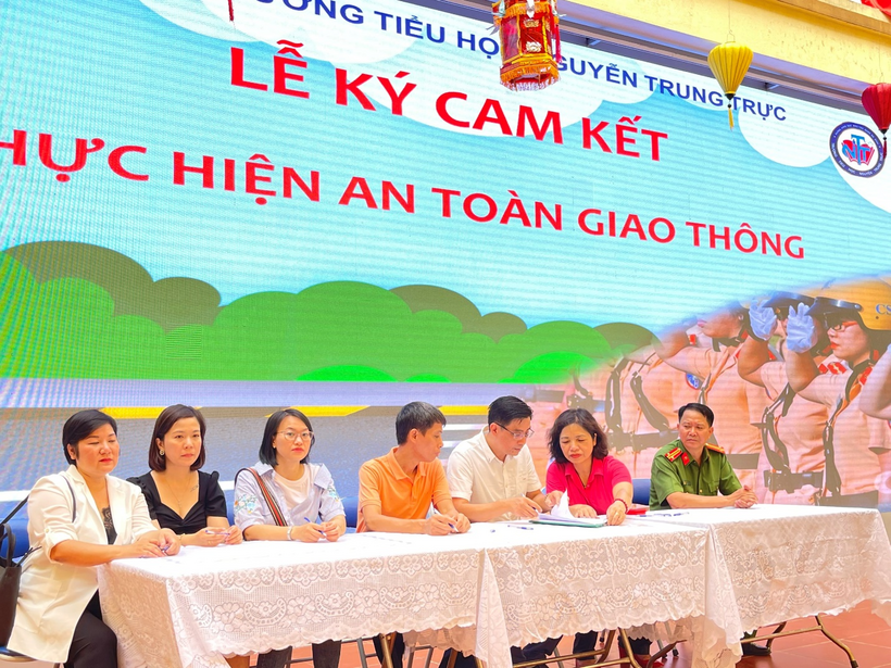 A group of people sitting at a table

Description automatically generated with medium confidence