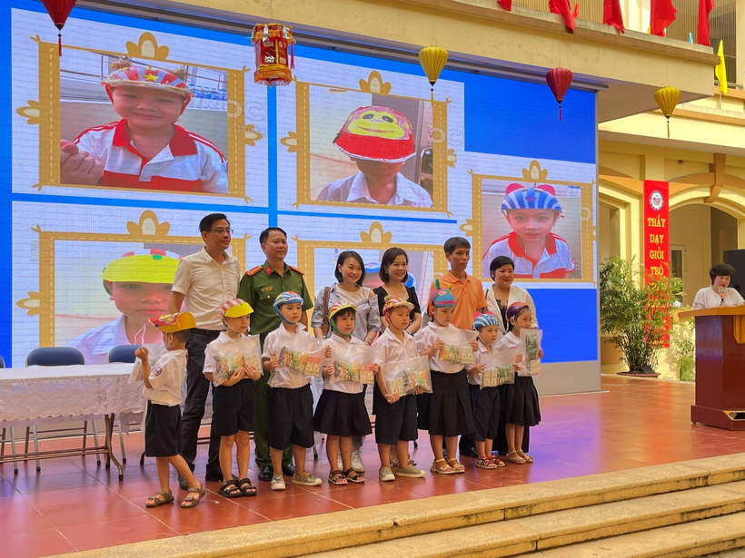 A group of children posing for a photo

Description automatically generated with medium confidence