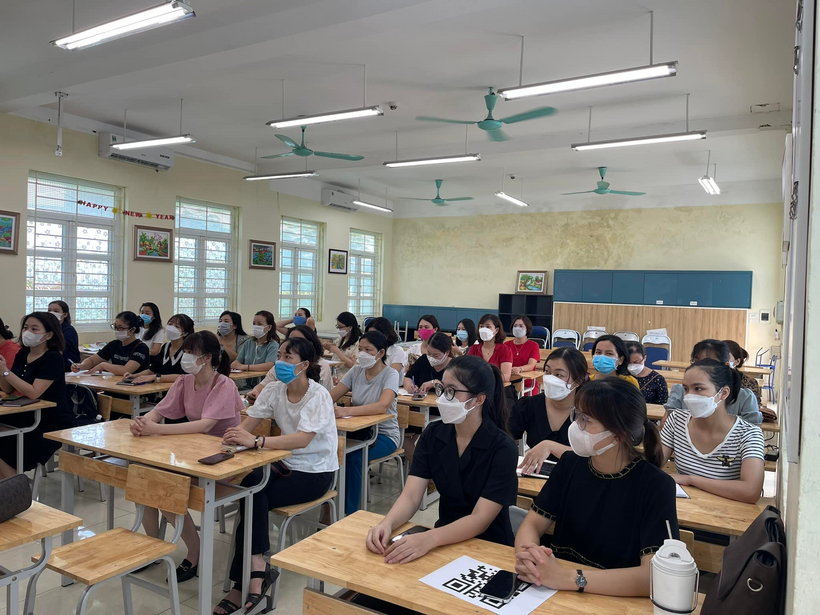 A group of people sitting at tables

Description automatically generated with low confidence