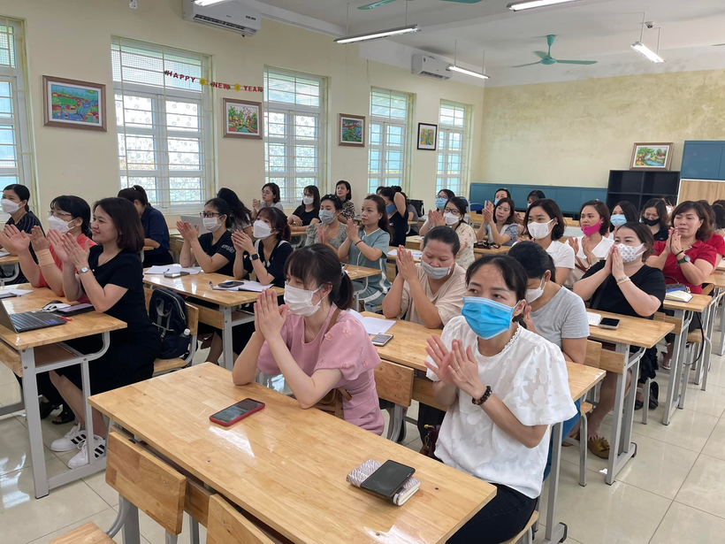 A group of people sitting at desks in a classroom

Description automatically generated with medium confidence