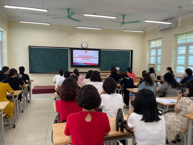 A picture containing person, indoor, ceiling, wall

Description automatically generated