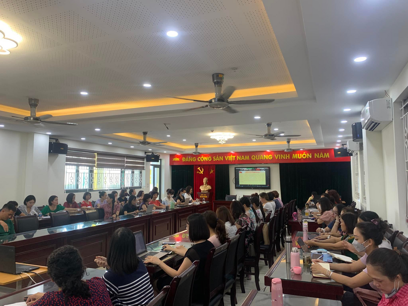 A group of people sitting at tables
Description automatically generated with medium confidence