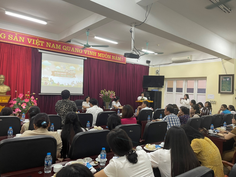 A group of people sitting in a room
Description automatically generated with medium confidence