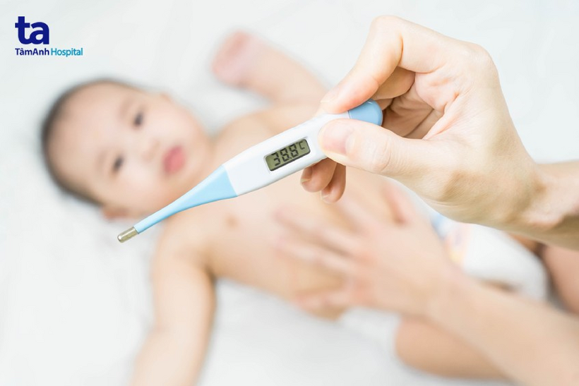 Phụ huynh cần đưa trẻ đến ngay cơ sở y tế nếu trẻ sốt cao