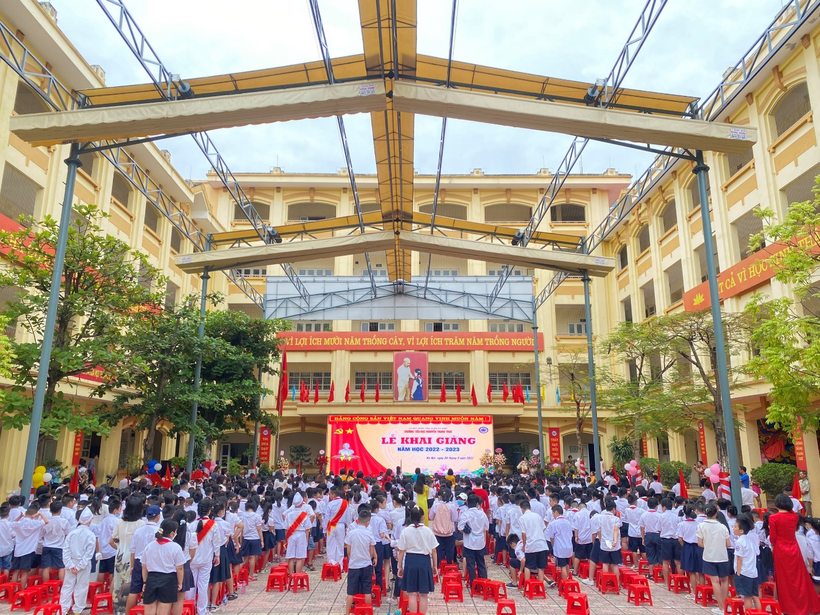 A large group of people outside a building

Description automatically generated with medium confidence