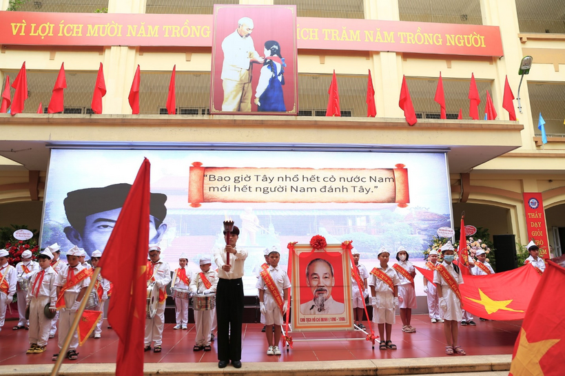 A group of people on stage

Description automatically generated with low confidence