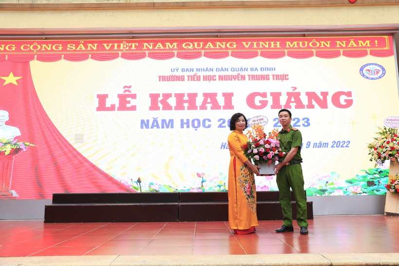 A person and person on stage

Description automatically generated with medium confidence