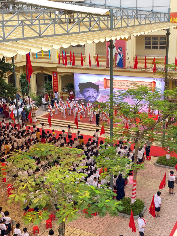 A picture containing grass, people, group, crowd

Description automatically generated