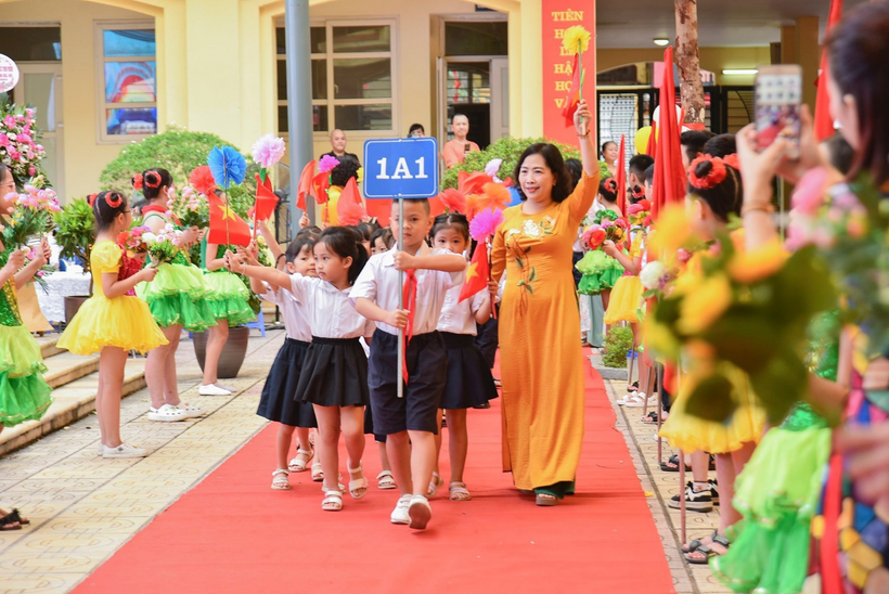 A group of children dancing

Description automatically generated with low confidence
