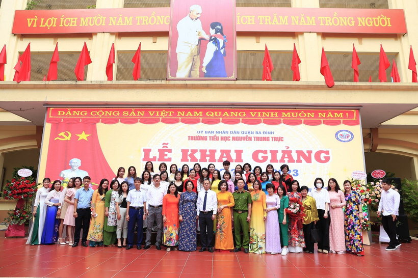 A group of people standing in front of a stage

Description automatically generated with medium confidence