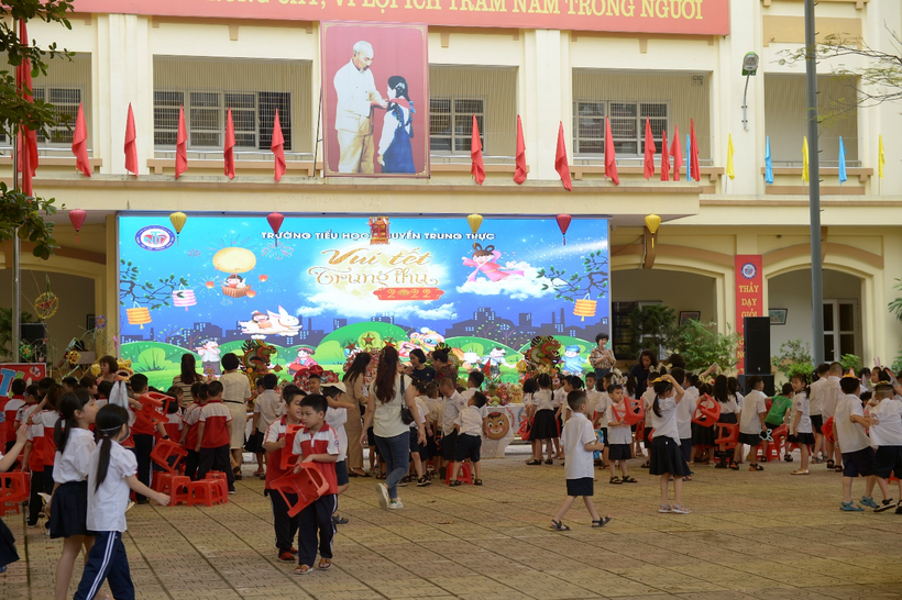 A picture containing text, outdoor, person

Description automatically generated