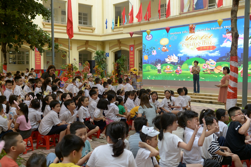 A picture containing person, large, crowd, group

Description automatically generated