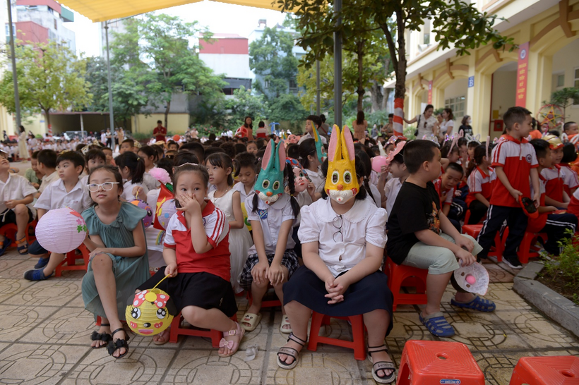 A picture containing person, group, people, dancer

Description automatically generated