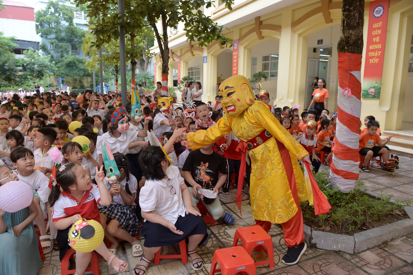 A person in a garment dancing in front of a crowd

Description automatically generated with low confidence