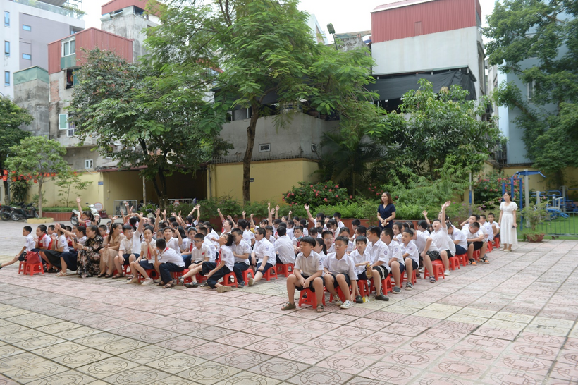 A group of people posing for a photo

Description automatically generated with medium confidence