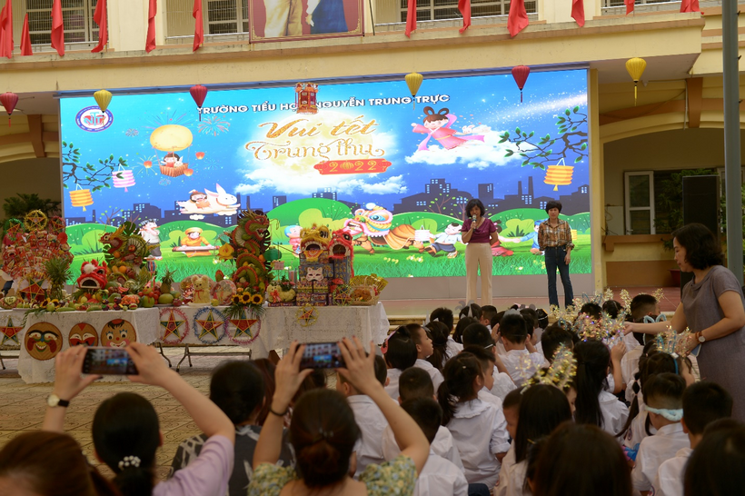 A group of people on a stage

Description automatically generated with medium confidence