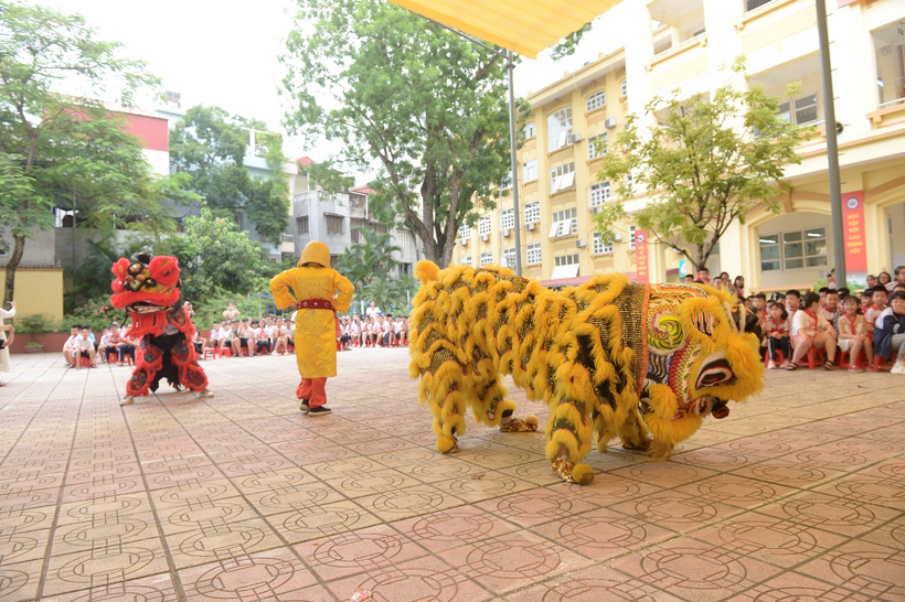 A picture containing outdoor, ground, yellow, way

Description automatically generated