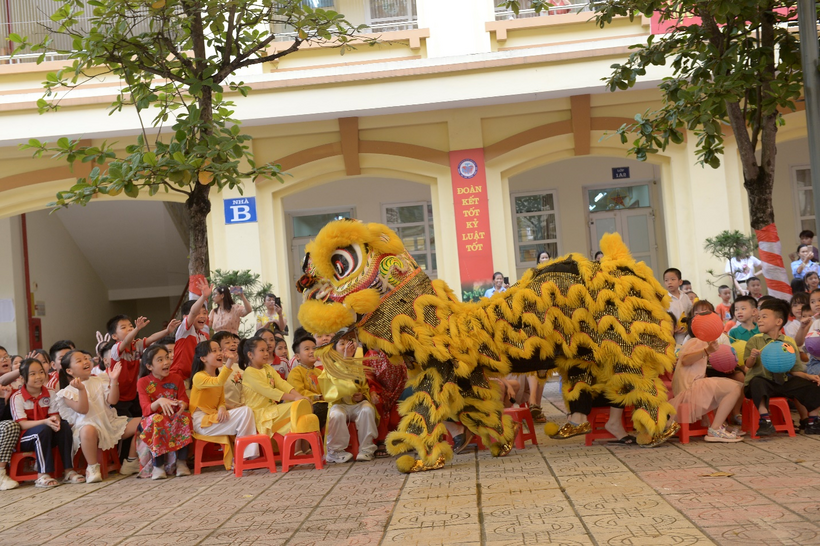 A picture containing outdoor

Description automatically generated