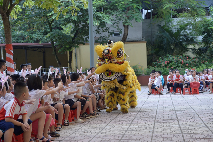 A person in a garment

Description automatically generated with low confidence