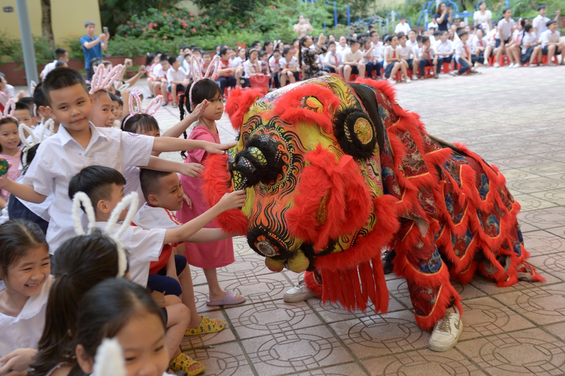 A picture containing person, outdoor, people, crowd

Description automatically generated