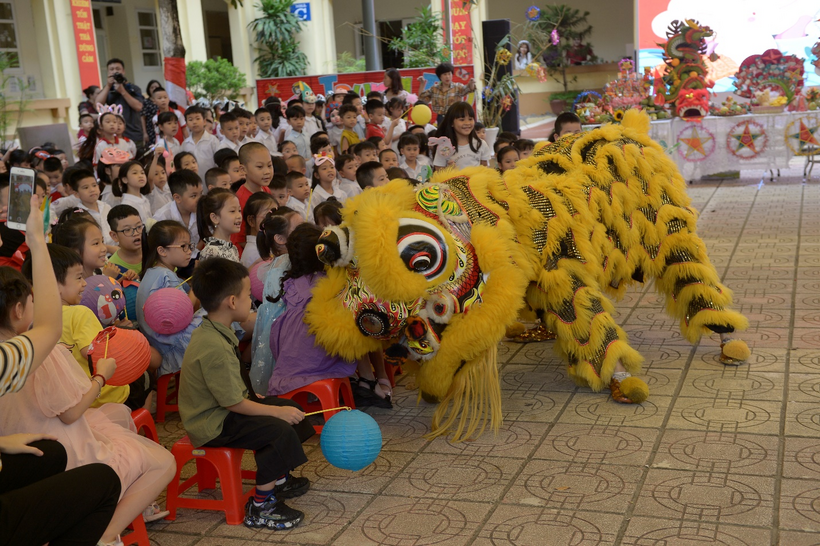 A picture containing person, crowd

Description automatically generated