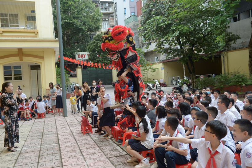 A picture containing person, outdoor, crowd

Description automatically generated