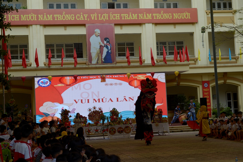 A picture containing text, outdoor

Description automatically generated