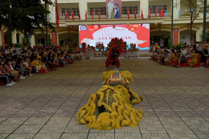 A picture containing outdoor

Description automatically generated