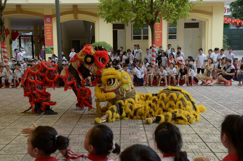 A group of people watching a parade

Description automatically generated with low confidence