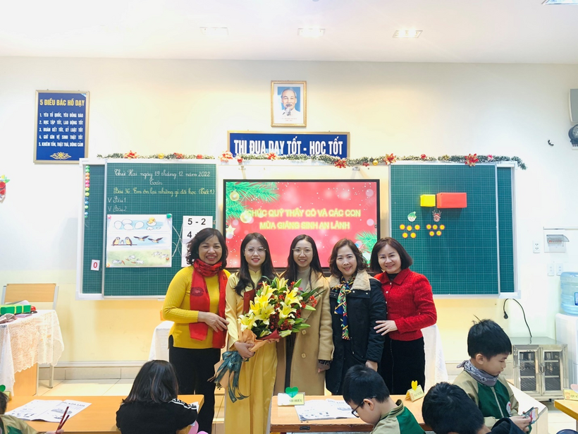 A picture containing text, person, indoor, ceiling

Description automatically generated