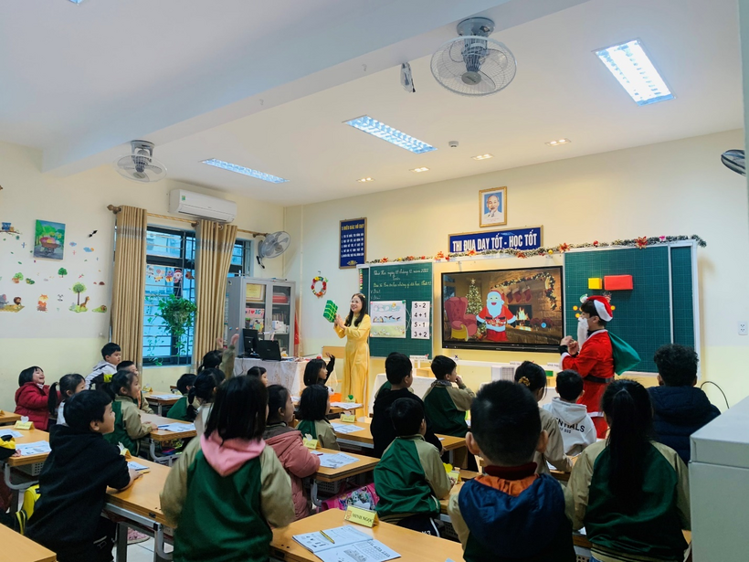 A group of people in a classroom

Description automatically generated with medium confidence