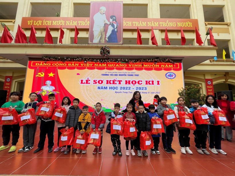 A picture containing text, person, line

Description automatically generated