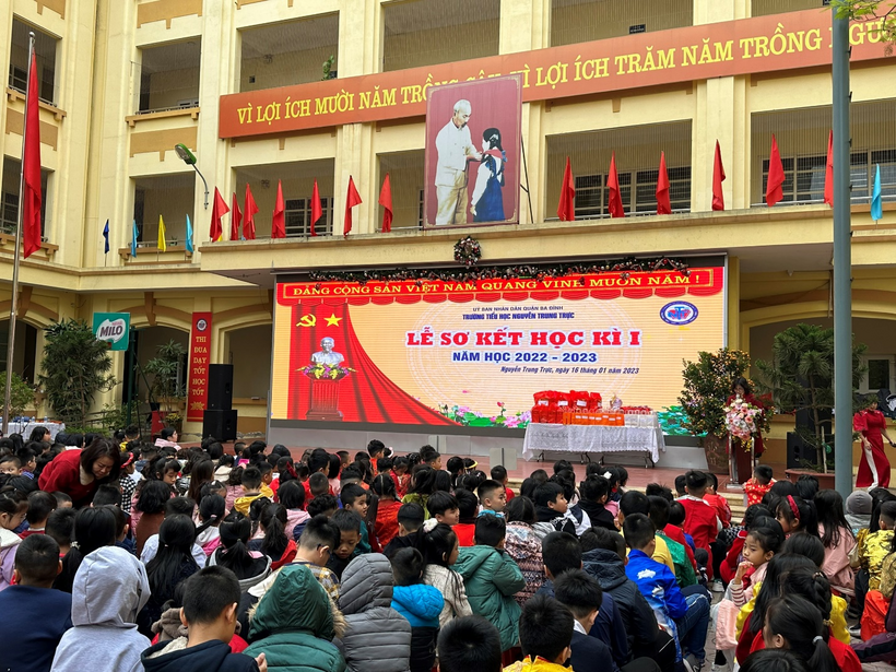 A large crowd of people outside a building

Description automatically generated with medium confidence