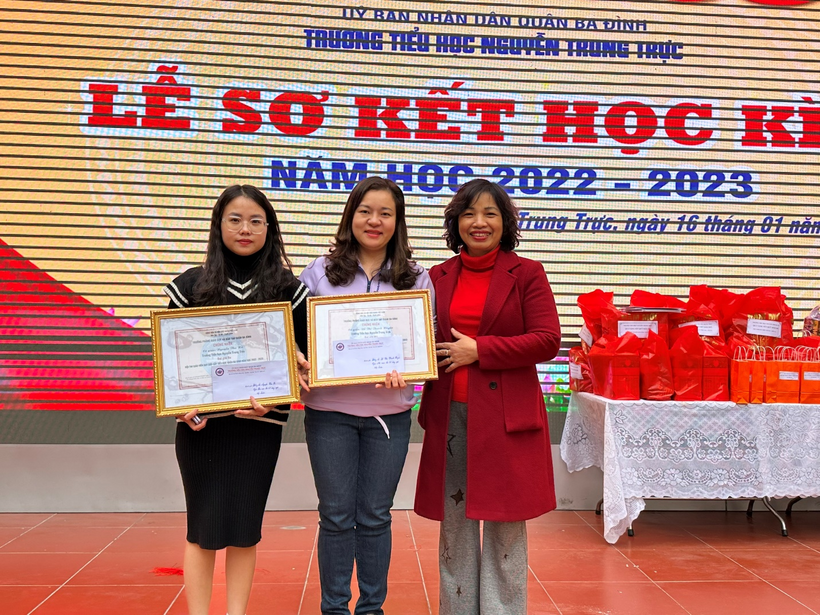 A few women holding a certificate

Description automatically generated with low confidence