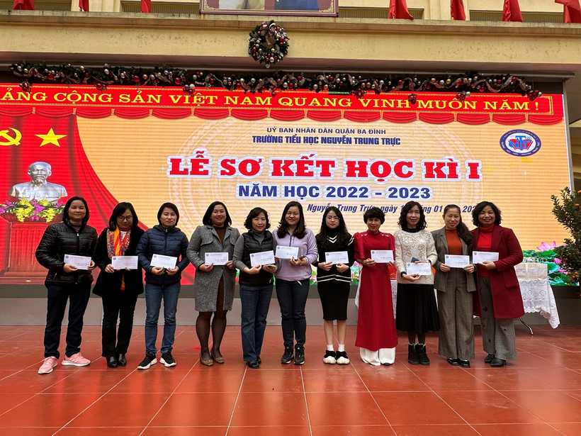 A group of people standing in front of a banner

Description automatically generated with medium confidence