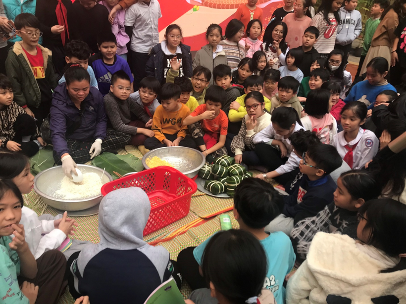 A picture containing person, people, indoor, crowd

Description automatically generated