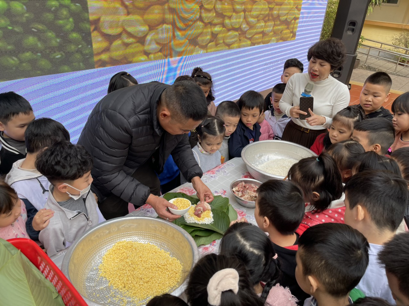 A group of people eating at a table

Description automatically generated with low confidence