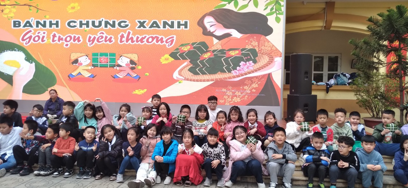 A group of people posing for a photo

Description automatically generated with medium confidence